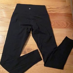 Size 6 Lululemon Wunder Under black leggings!